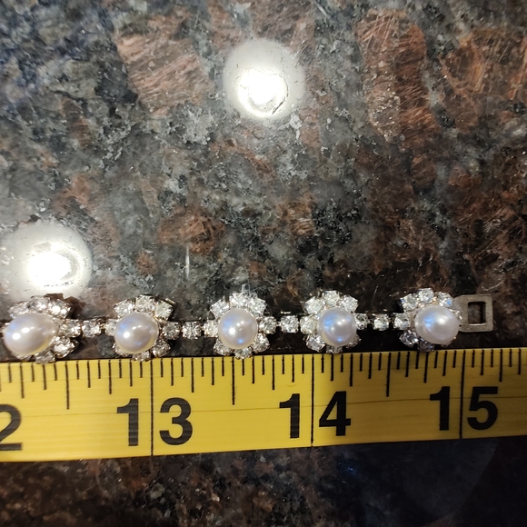 NWT Elegant Faux Pearl and Austrian Crystal Jewelry Set - Picture 8 of 8